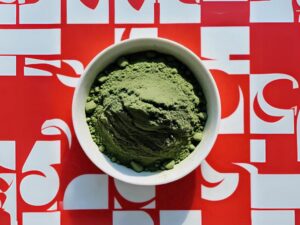 spinach powder Powder in a white bowl